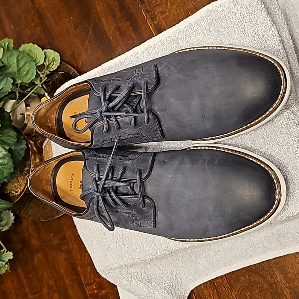 Johnston & Murphy Shoes. SIZE 10 1/2